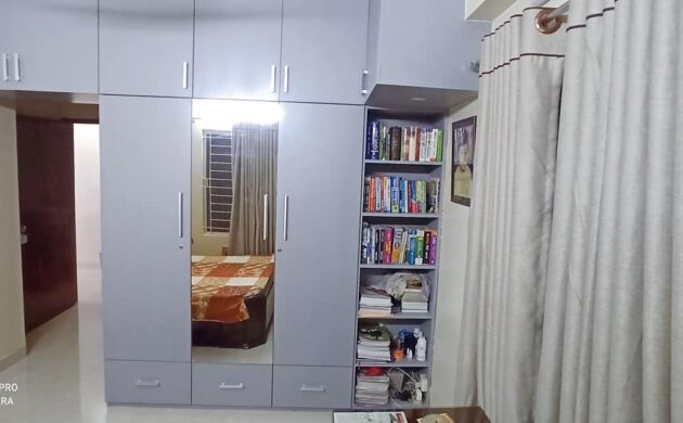 Wall Cabinet with Bookself